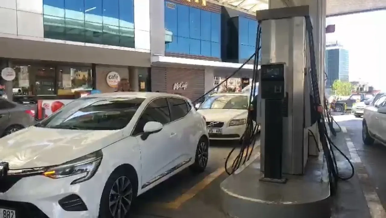 Deprem İstanbul trafiğini kilitledi! Benzin istasyonları tıkandı