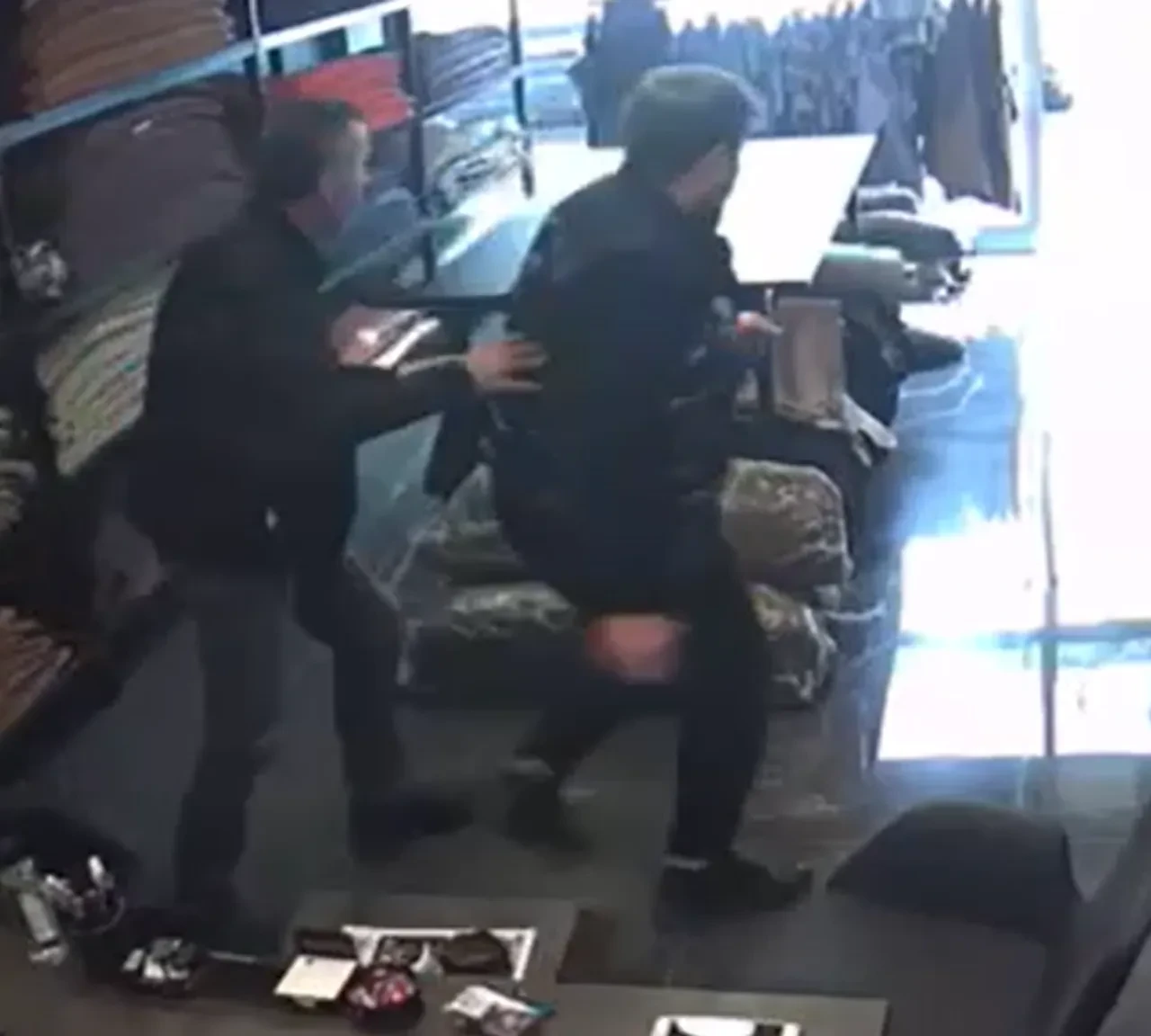 İstanbul’da bir işletmede depremden kaçış anları kameralara böyle yansıdı!