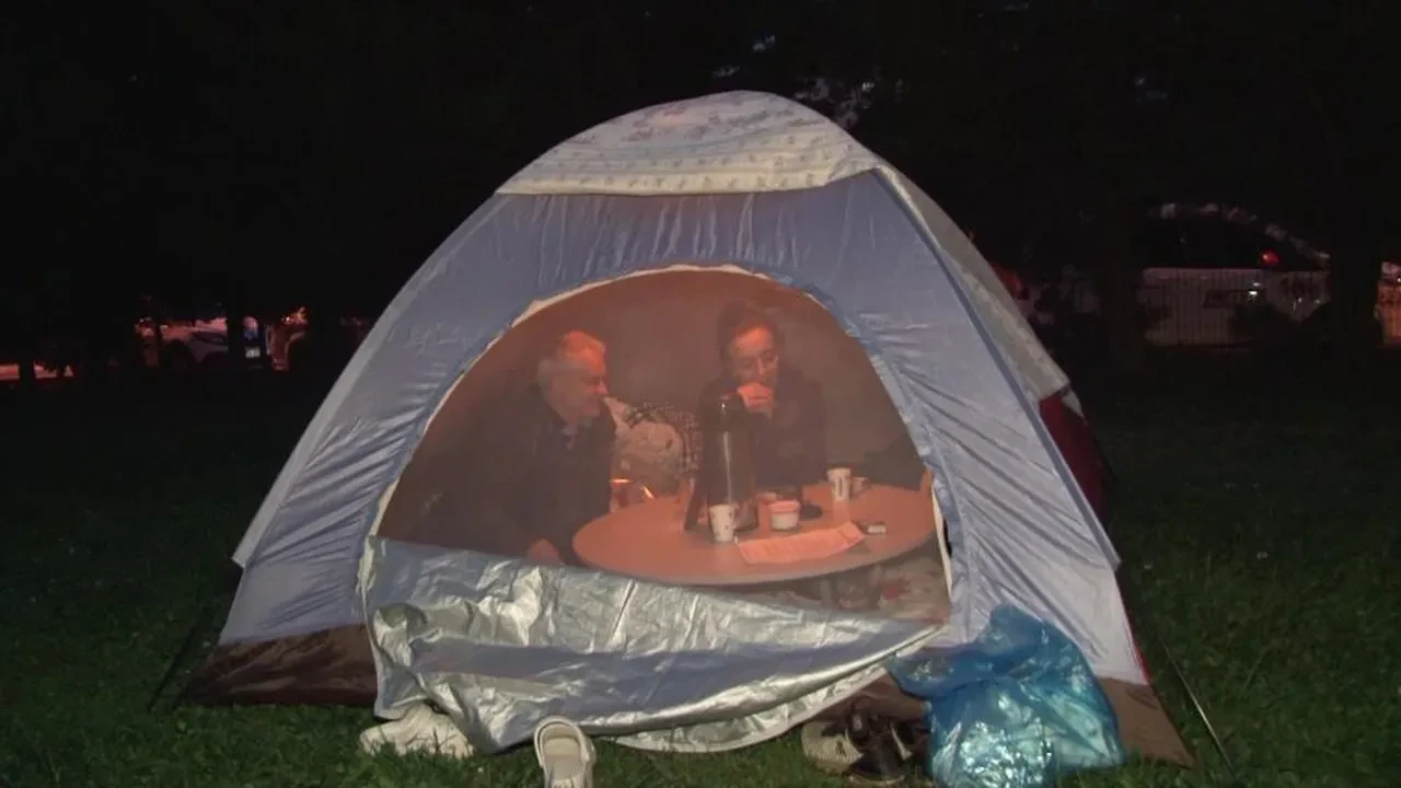 İstanbul'da zor gece! Vatandaş parklara çadır kurdu