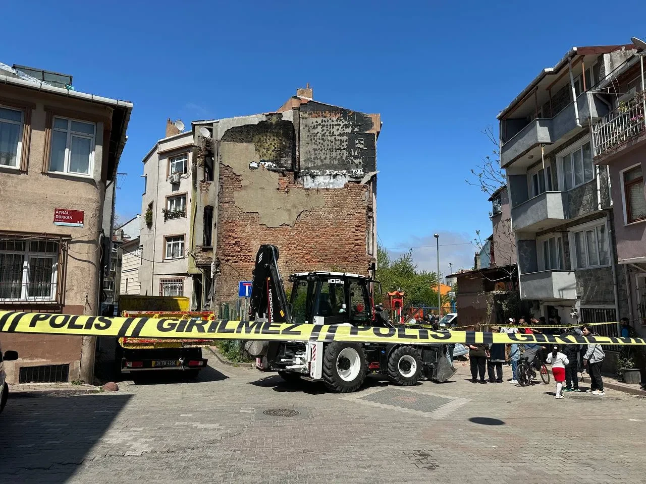 İstanbul'daki depremde metruk bina kısmen çöktü