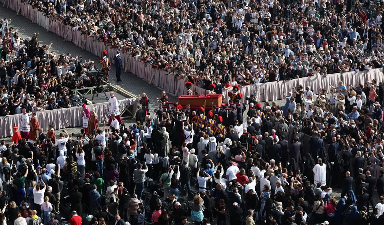 Papa Francis'in naaşı Aziz Petrus Bazilikası'na getirildi, binlerce kişi son kez görmek için geldi