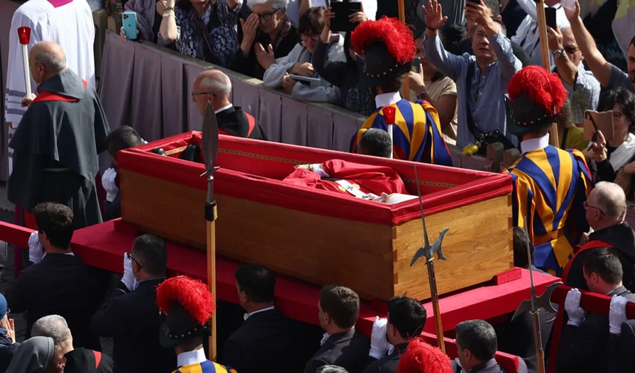 Papa Francis'in naaşı Aziz Petrus Bazilikası'na getirildi, binlerce kişi son kez görmek için geldi