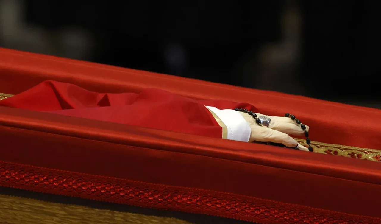 Papa Francis'in naaşı Aziz Petrus Bazilikası'na getirildi, binlerce kişi son kez görmek için geldi