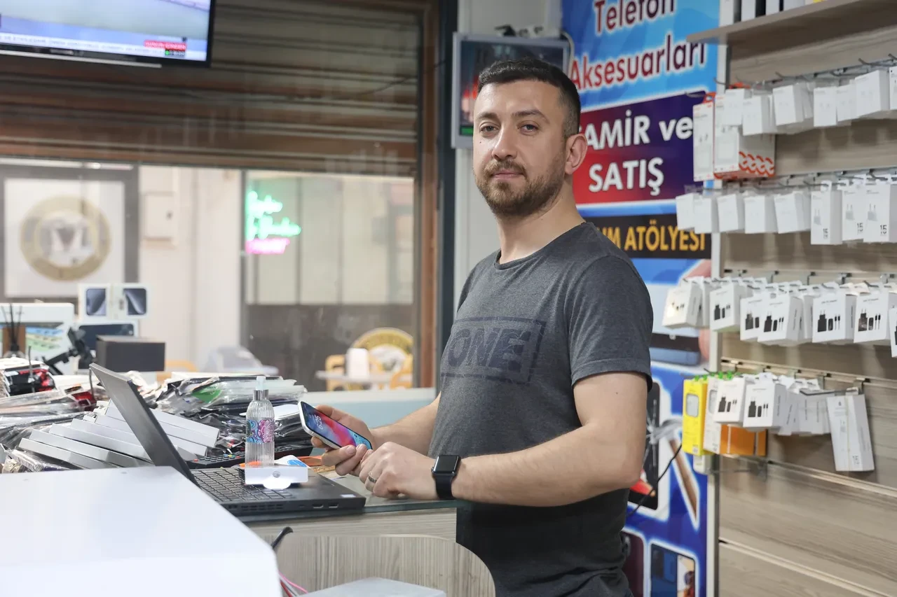 Telefon bataryası bomba gibi patladı! Yanmaktan son anda kurtuldu