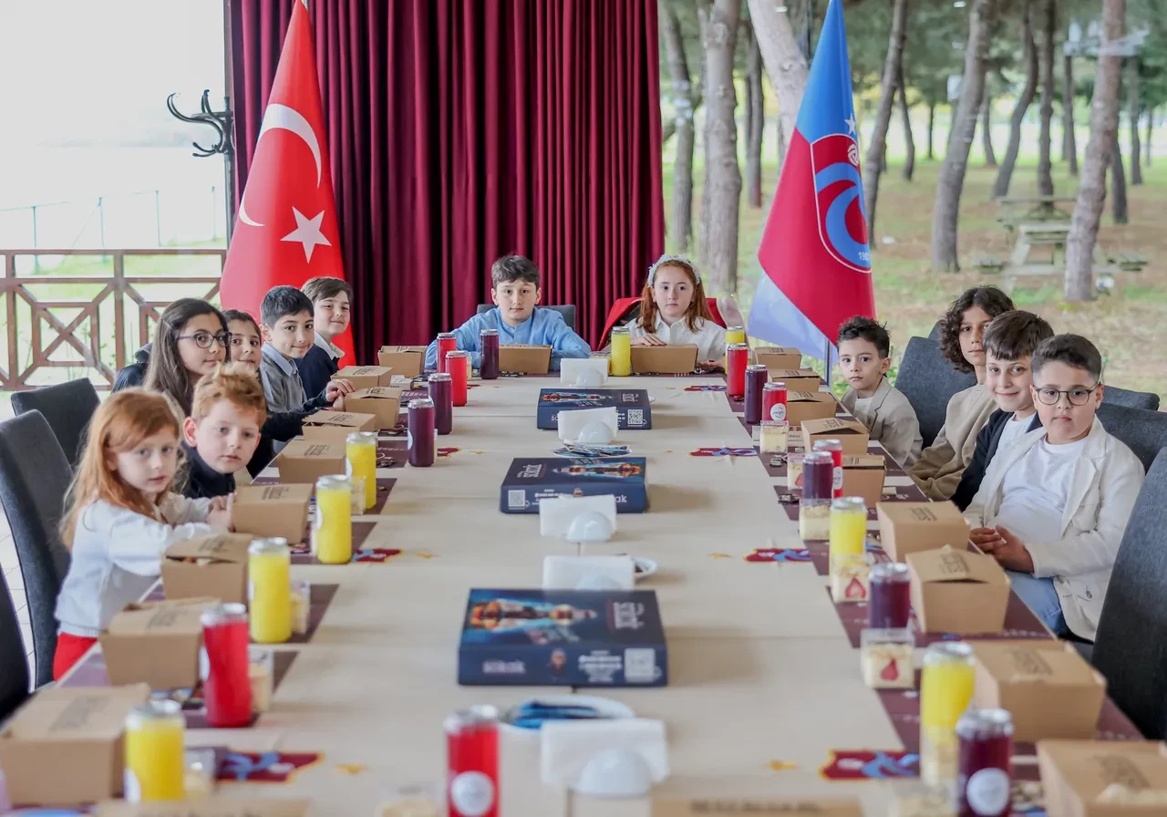 Trabzonspor 23 Nisan nedeniyle çocukları tesislerde konuk etti!