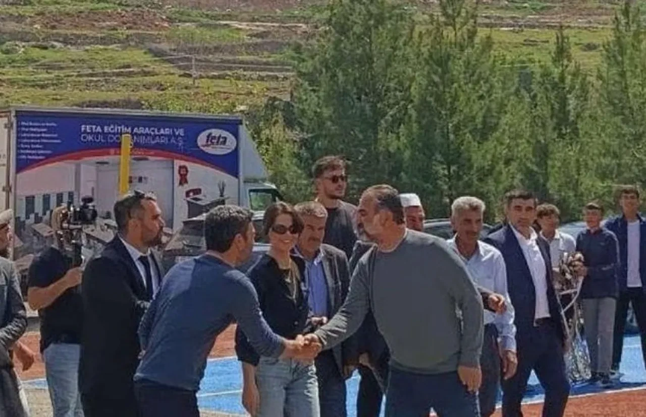 Uzak Şehir oyuncuları çocukları unutmadı! Sinem Ünsal ile Ozan Akbaba ilkokulda halay çekti 