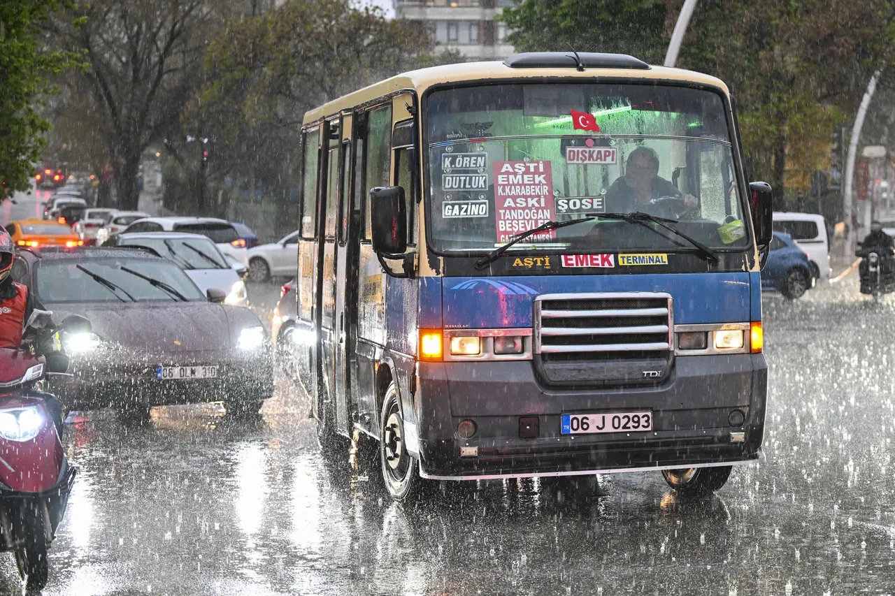 Ankara'da sağanak yağış zor anlar yaşattı! Uyarılar peş peşe