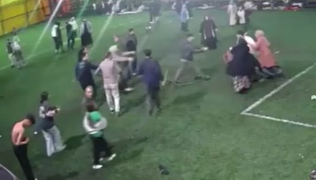 Deprem korkusuyla geceyi halı sahada geçiren vatandaşlar birbirine girdi!