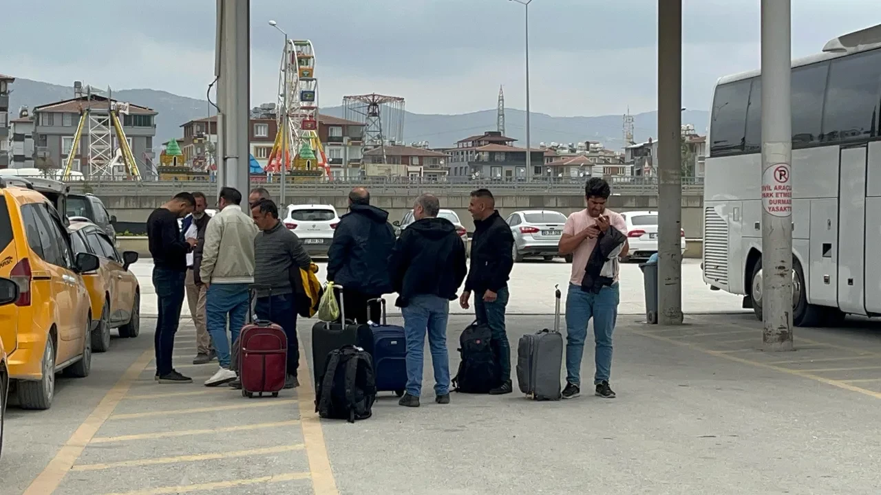 Deprem sebebiyle İstanbul’a sığınan afetzedeler tedirgin! Memlekete dönüş başladı, ek seferler bile tükeniyor