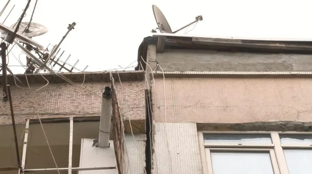 Deprem sonrası harekete geçildi! Fatih'te 3 hasarlı bina boşaltıldı