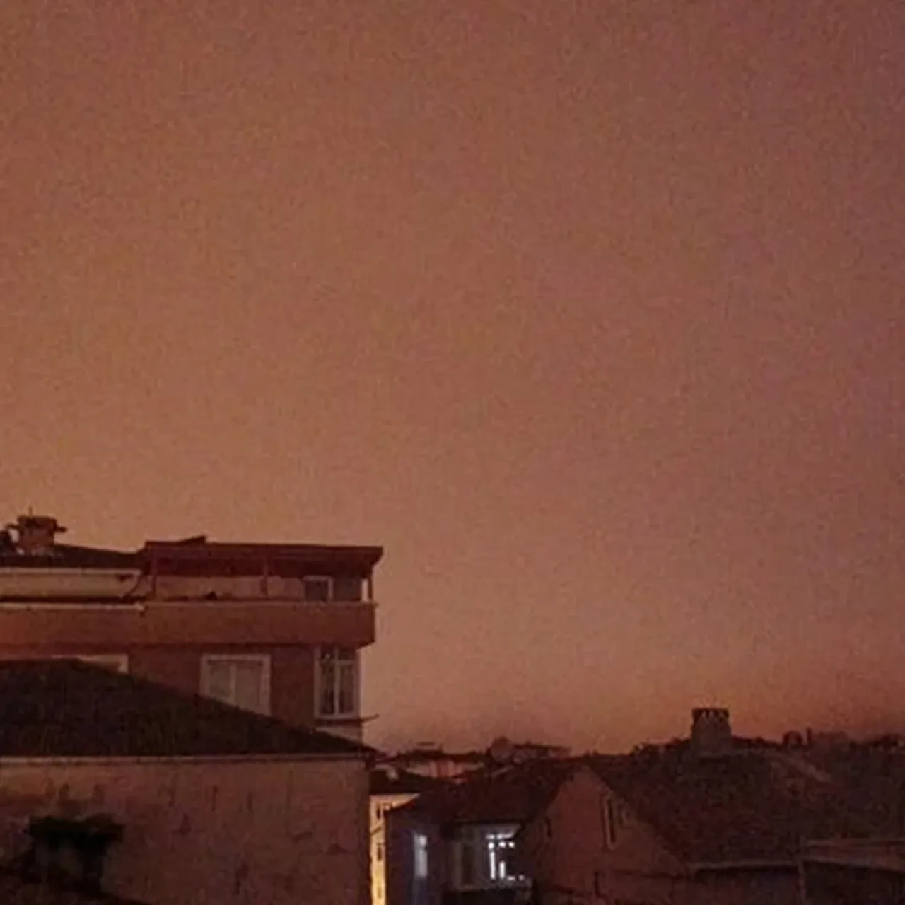 Depremden sonra kızıl gökyüzü paniği! Görüntüler gündem oldu