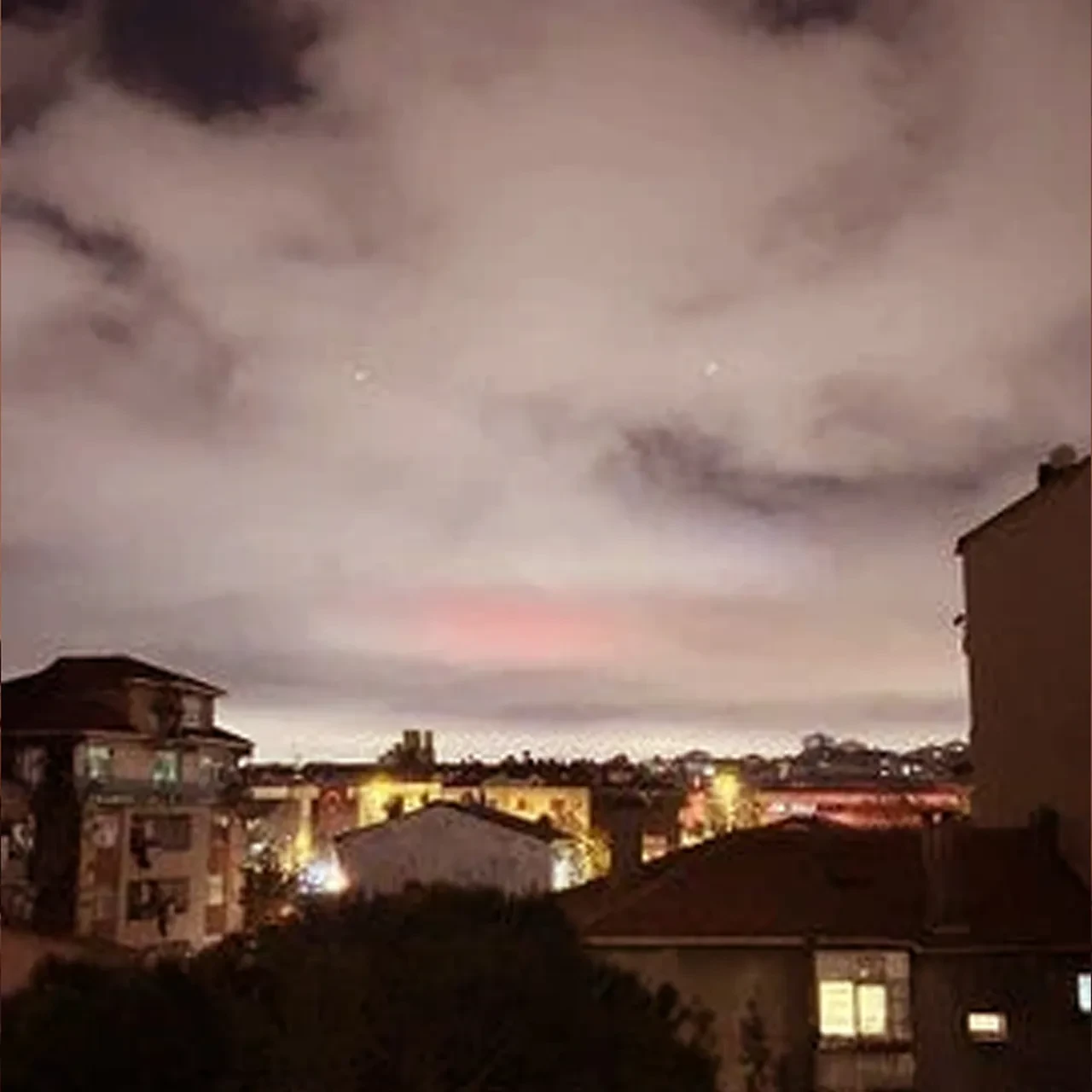 Depremden sonra kızıl gökyüzü paniği! Görüntüler gündem oldu