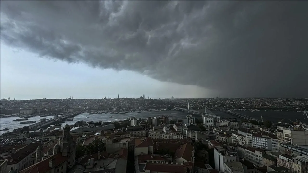 İstanbul için tarih ve saat verildi! Sağanak ve fırtına geri dönüyor: 8 derece birden düşecek