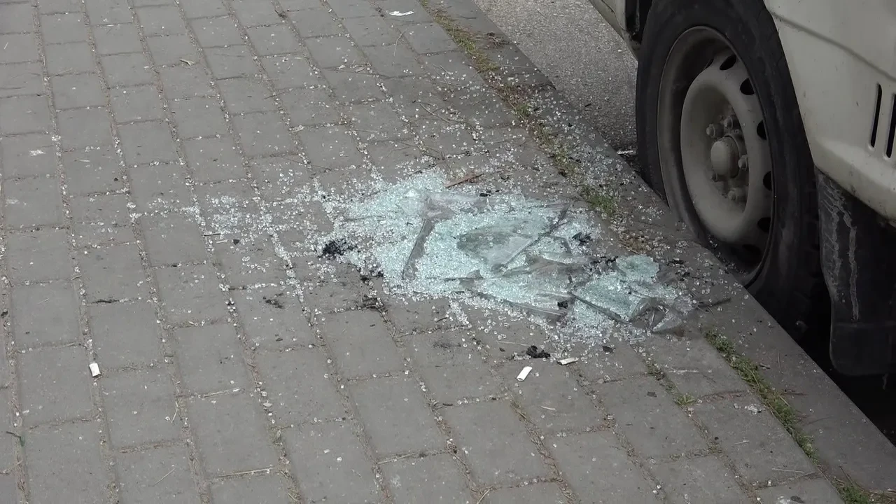 Kardeş dehşeti! Abisinin evinin camlarını kırıp aracını yaktı