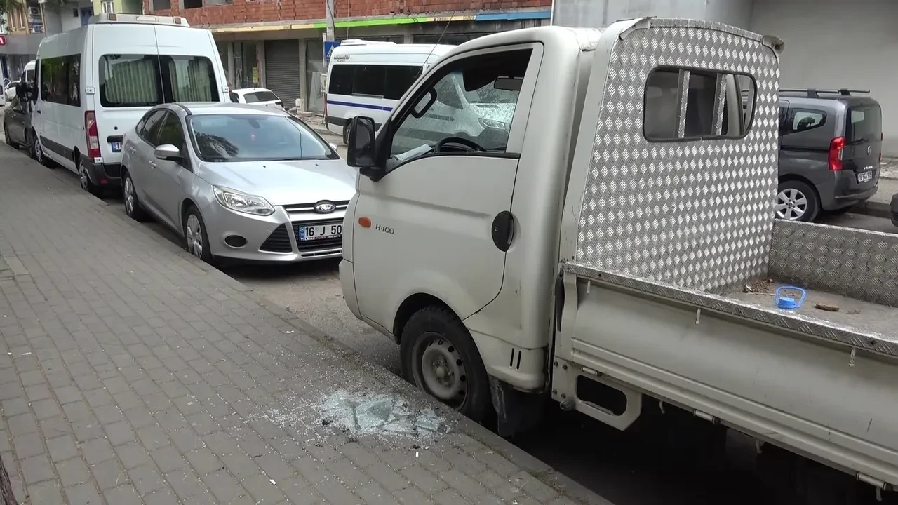 Kardeş dehşeti! Abisinin evinin camlarını kırıp aracını yaktı