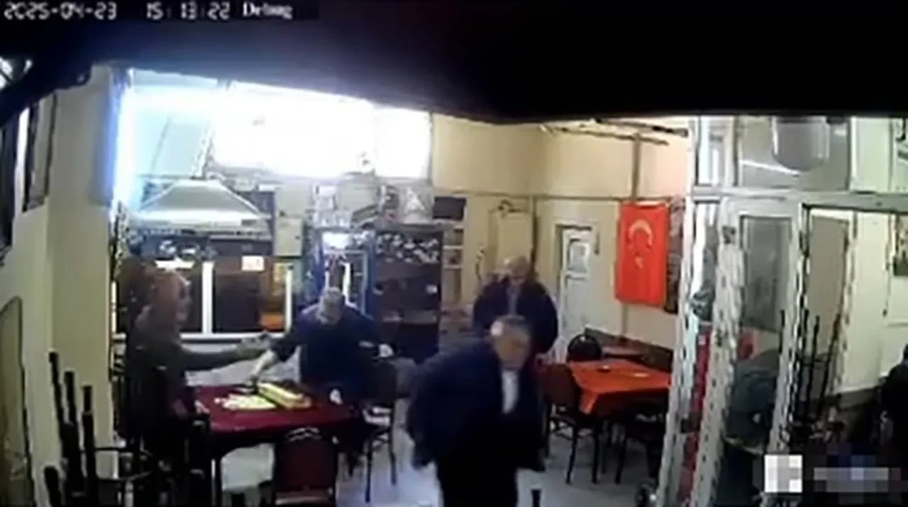 Kıraathanede deprem paniği kamerada!