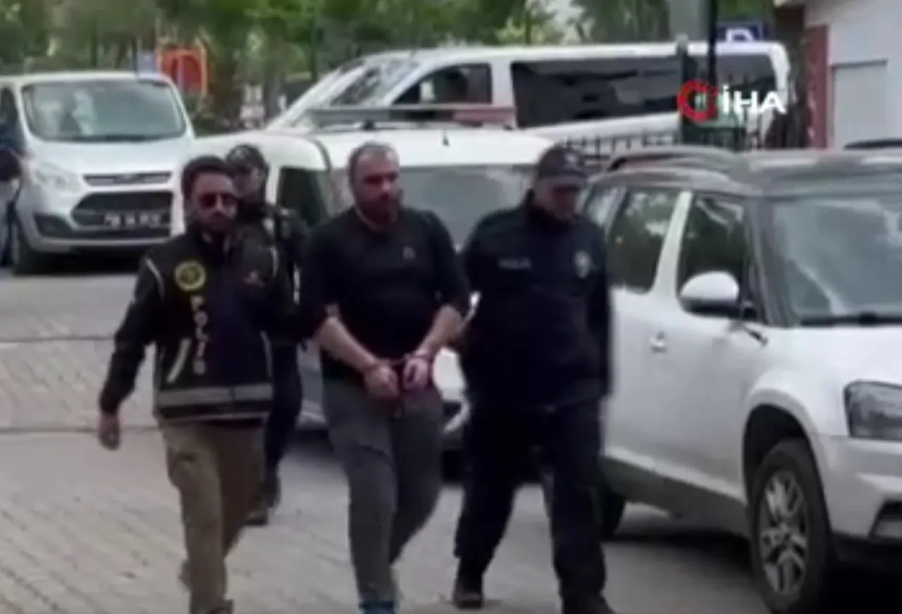 Polisleri görünce kendisini ve annesini eve kilitledi