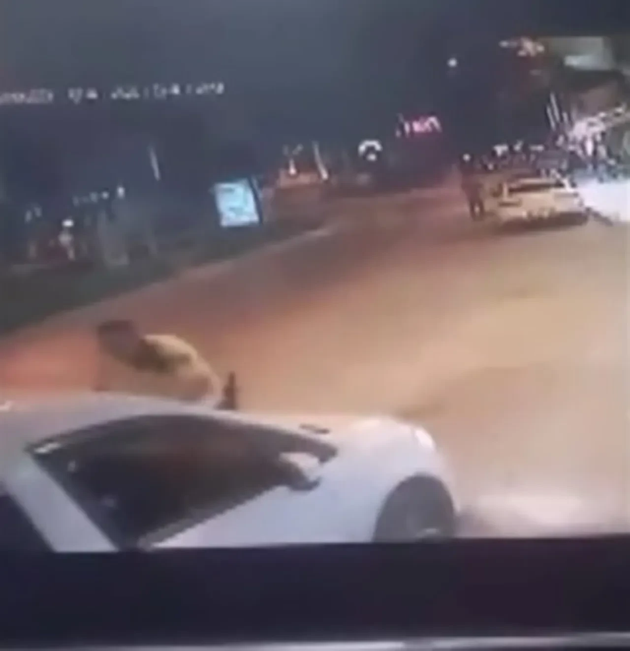 Trafik magandası polisi kaputta sürükledi! O anlar kamerada