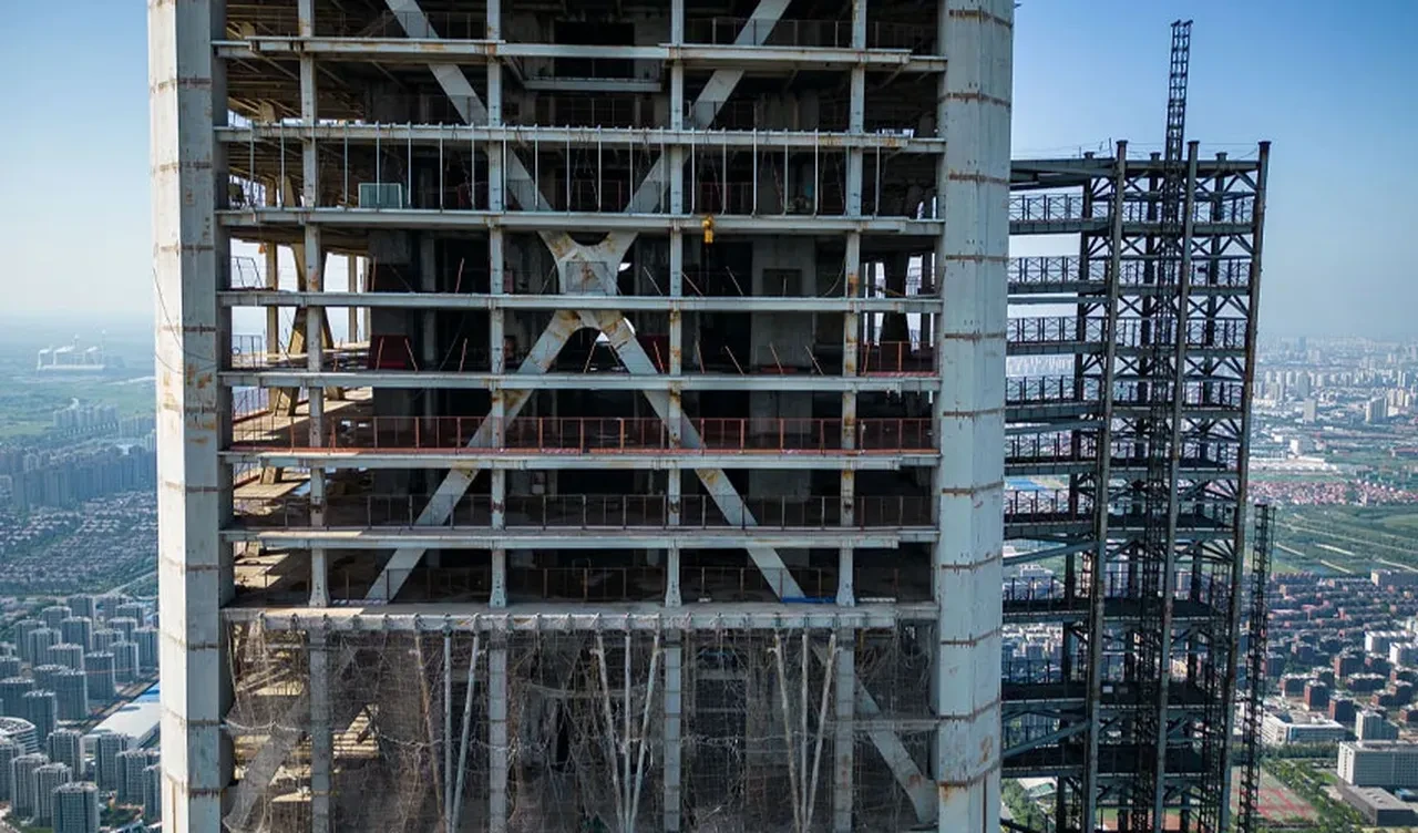 Dünyanın en yüksek terk edilmiş gökdeleni! Aradan geçen 10 yıl sonra Çin kolları sıvadı