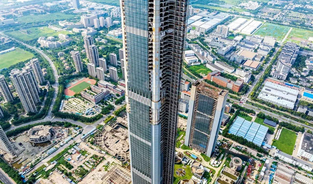 Dünyanın en yüksek terk edilmiş gökdeleni! Aradan geçen 10 yıl sonra Çin kolları sıvadı