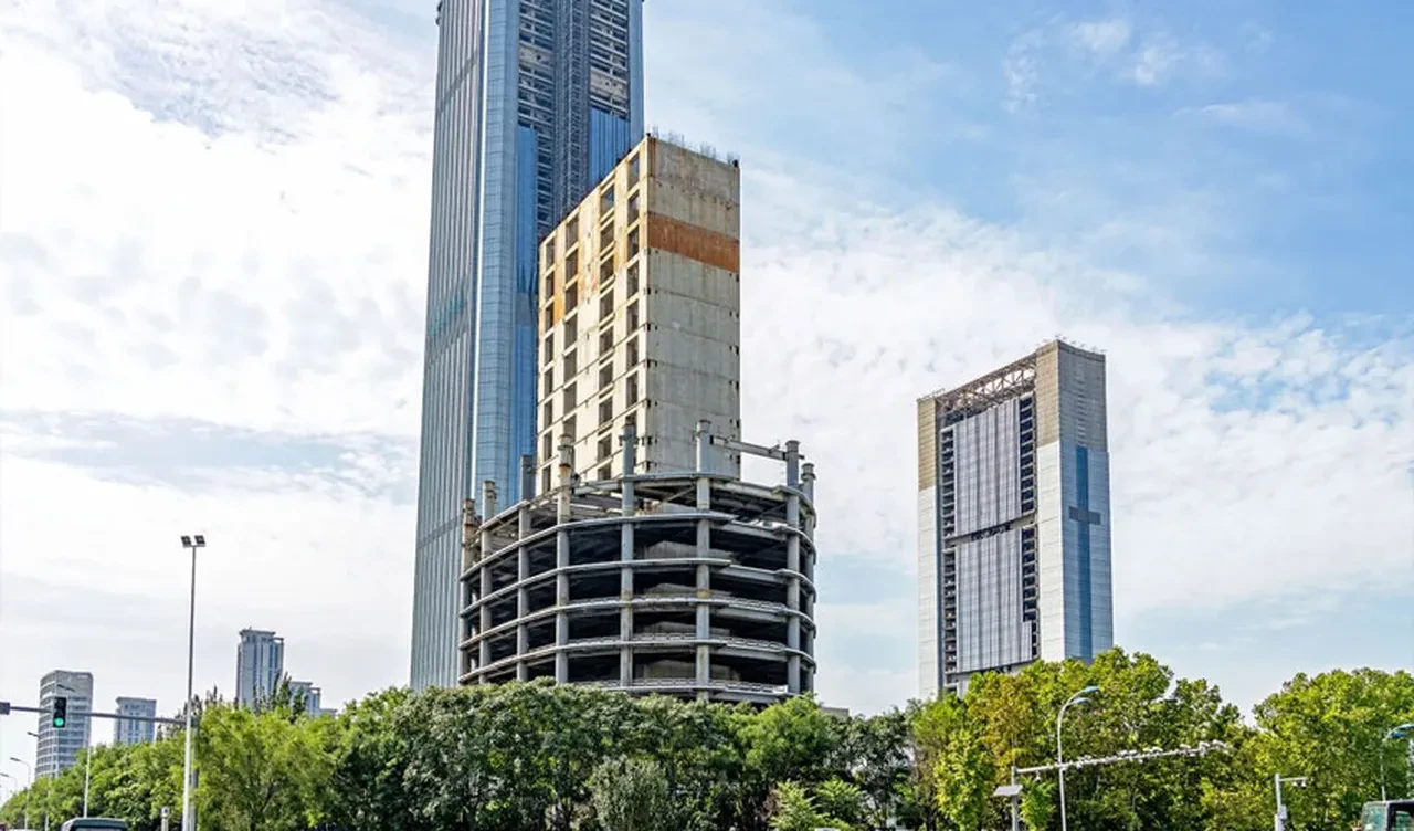 Dünyanın en yüksek terk edilmiş gökdeleni! Aradan geçen 10 yıl sonra Çin kolları sıvadı