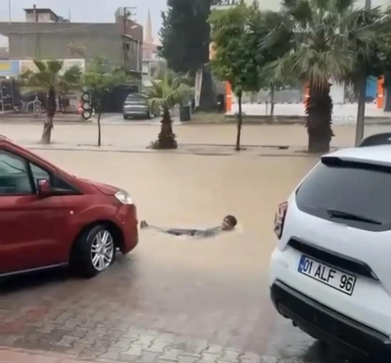 Adana’da sağanak hayatı felç etti! Kimi yüzdü kimi mahsur kaldı