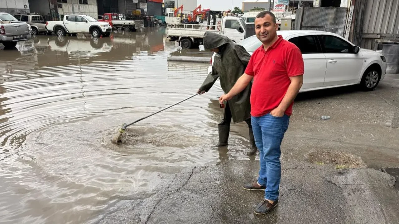 Adana’da sağanak hayatı felç etti! Kimi yüzdü kimi mahsur kaldı