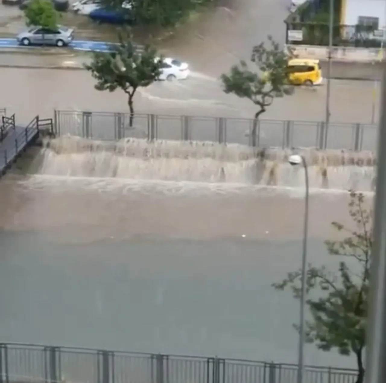 Adana’da sağanak hayatı felç etti! Kimi yüzdü kimi mahsur kaldı