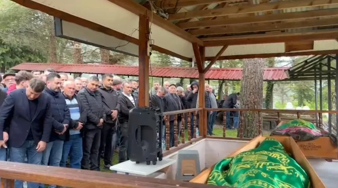 Eşinin ölüm haberini alınca kalp krizi geçirdi! Yan yana gömüldüler