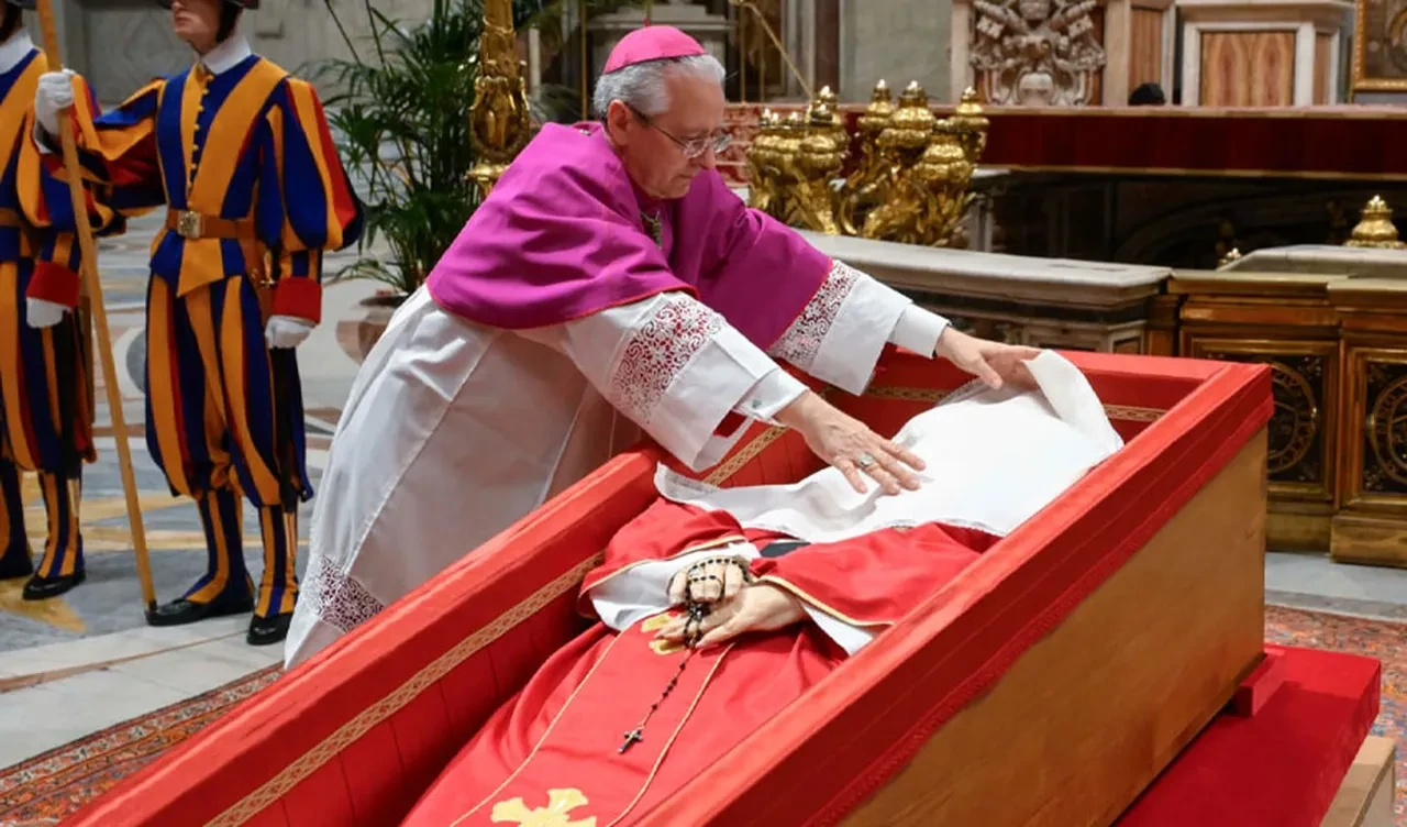 Papa Francis'in cenaze töreni için binler Vatikan'da! Sıkı güvenlik önlemleri alındı