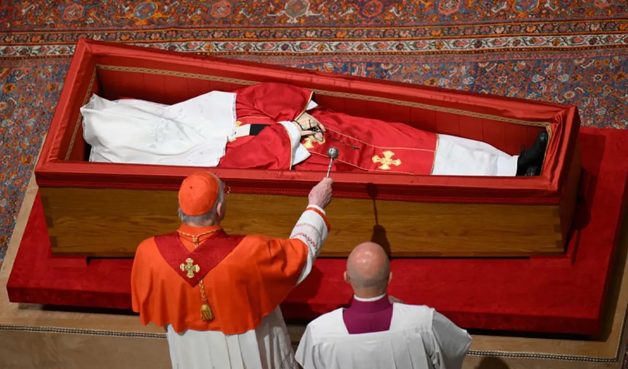 Papa Francis'in cenaze töreni için binler Vatikan'da! Sıkı güvenlik önlemleri alındı