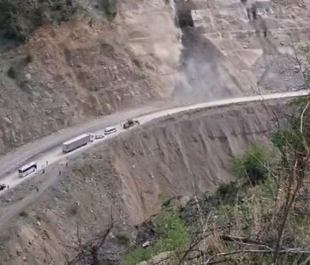 Artvin-Şavşat yolunda üst üste 3. heyelan: Dağ koptu geliyor!