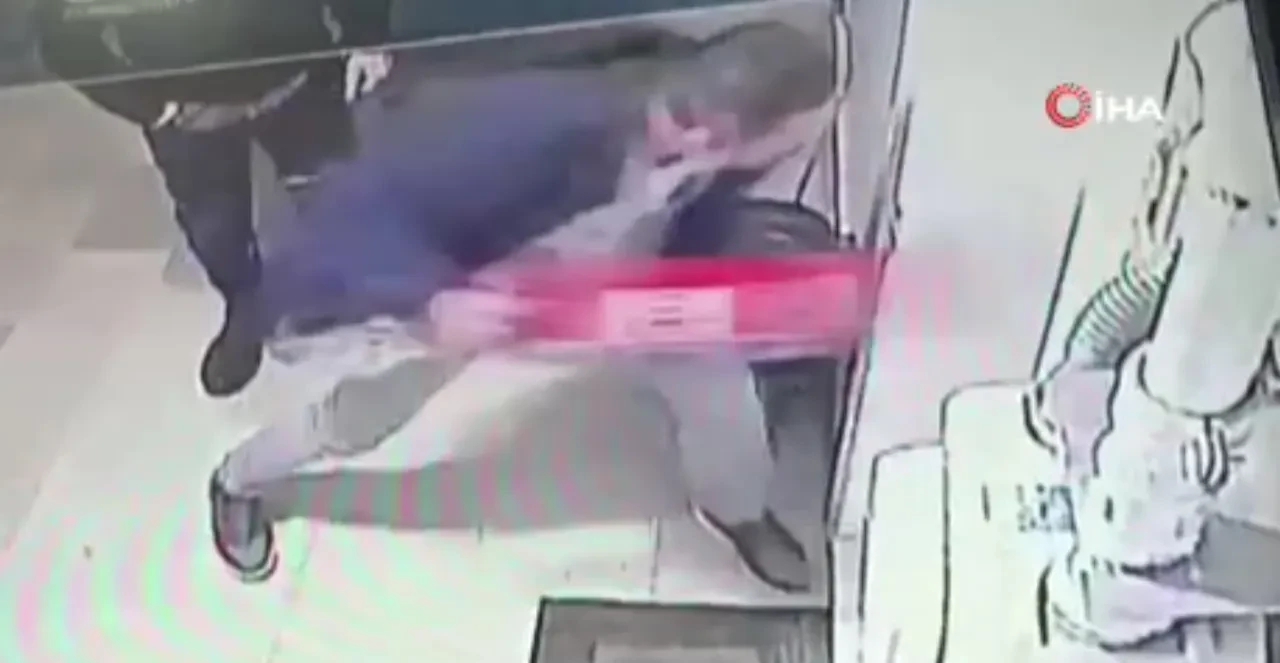 Eski eşine dehşeti yaşattı! Çocuklarını da yanına alıp iş yeri bastı