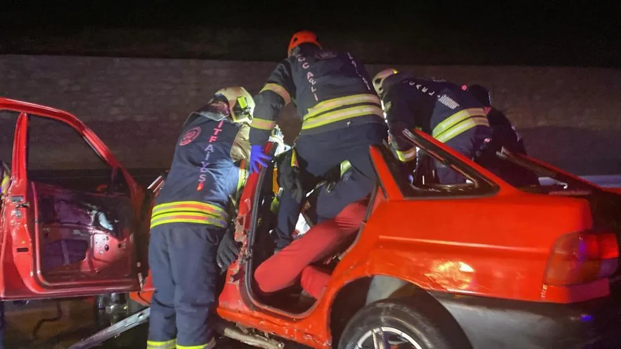 Kocaeli'de korkunç kaza! Otomobil bariyerlere ok gibi saplandı: 2 ölü