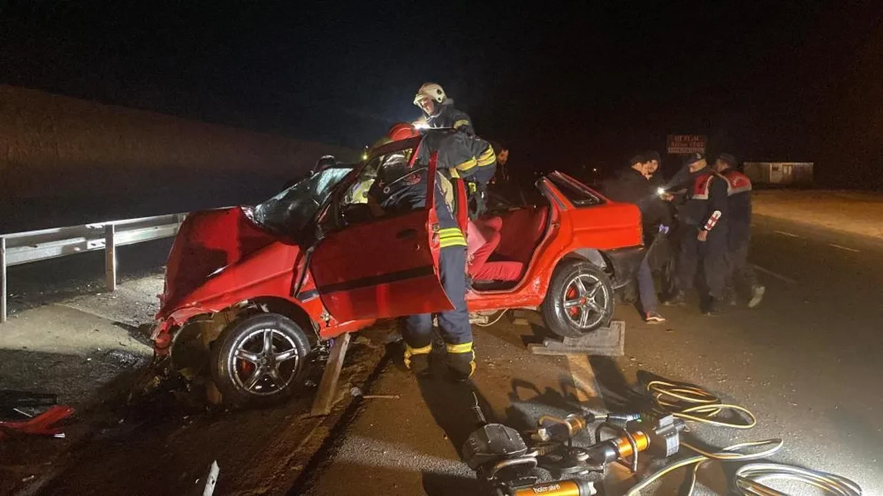 Kocaeli'de korkunç kaza! Otomobil bariyerlere ok gibi saplandı: 2 ölü