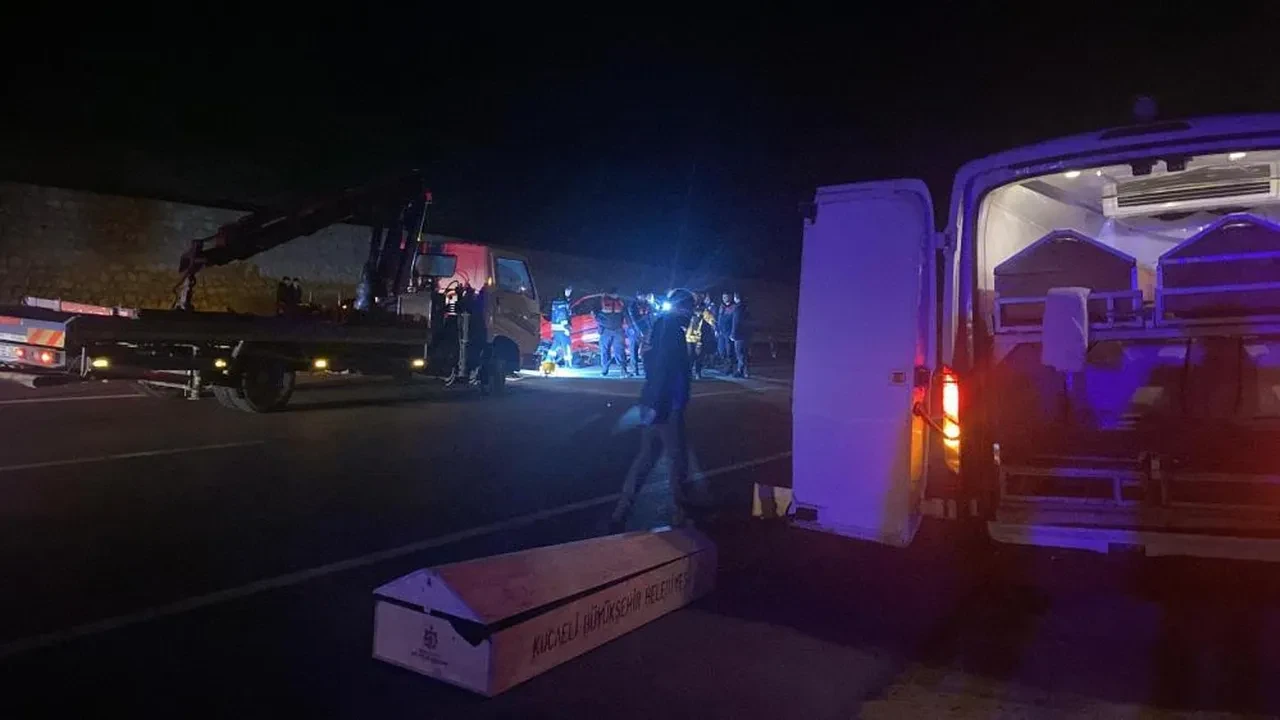 Kocaeli'de korkunç kaza! Otomobil bariyerlere ok gibi saplandı: 2 ölü