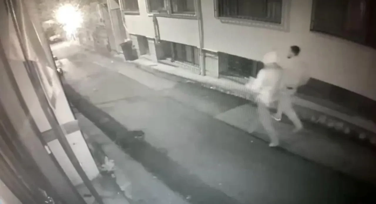 Motosiklet hırsızları dördüncü işlerinde suçüstü yakalandı! Güvenlik kamerası anbean kaydetti