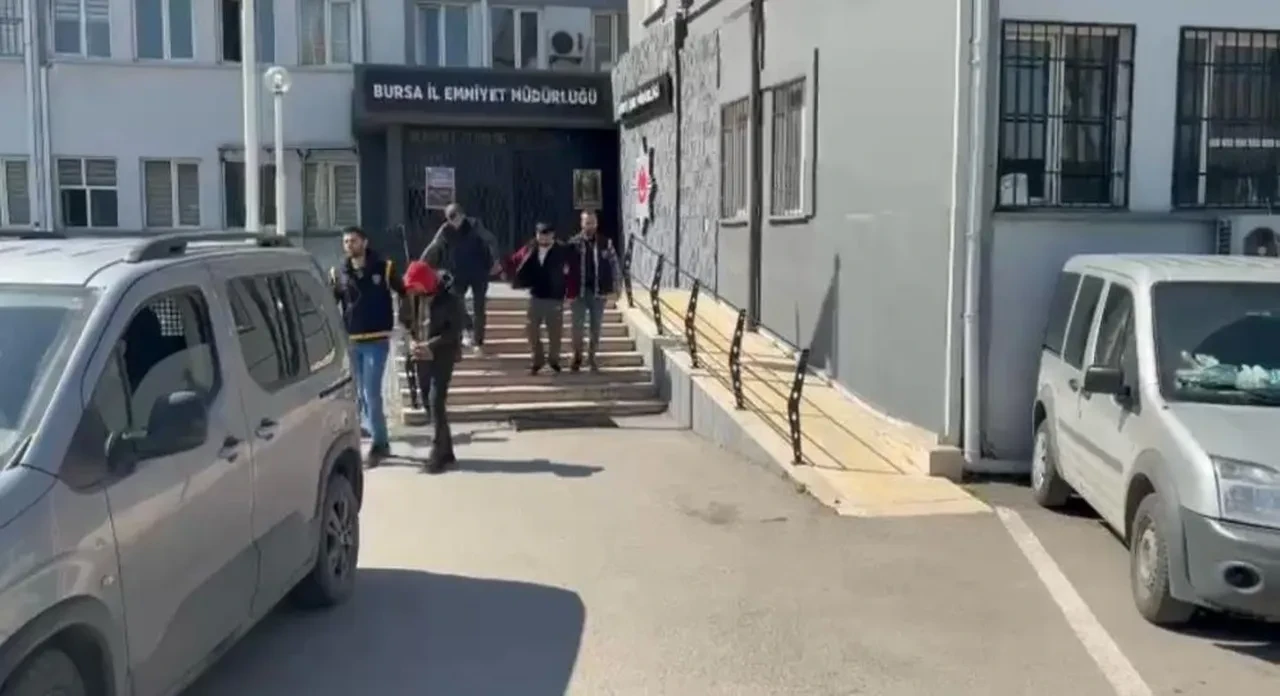 Motosiklet hırsızları dördüncü işlerinde suçüstü yakalandı! Güvenlik kamerası anbean kaydetti