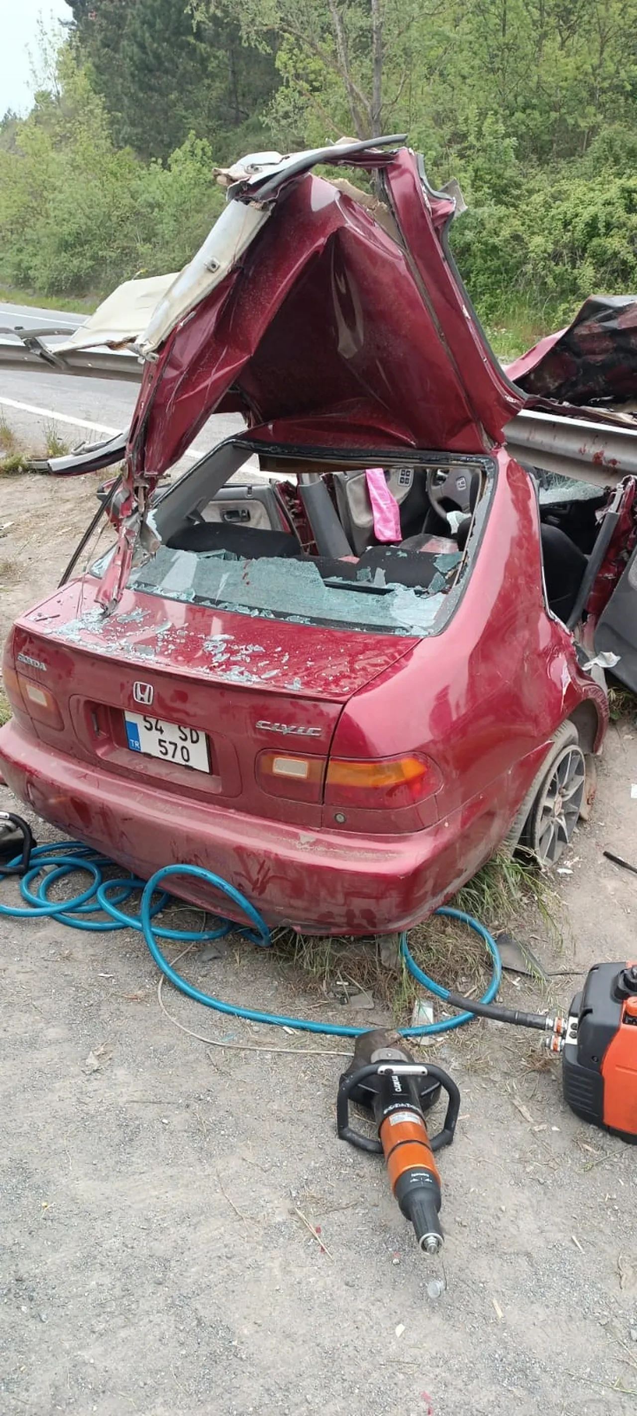 Otomobil bariyerlere saplandı, kağıt gibi ezildi: 2 ağır yaralı