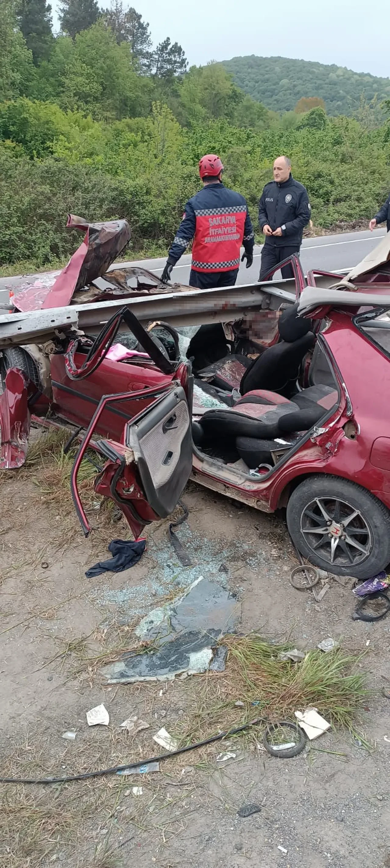 Otomobil bariyerlere saplandı, kağıt gibi ezildi: 2 ağır yaralı