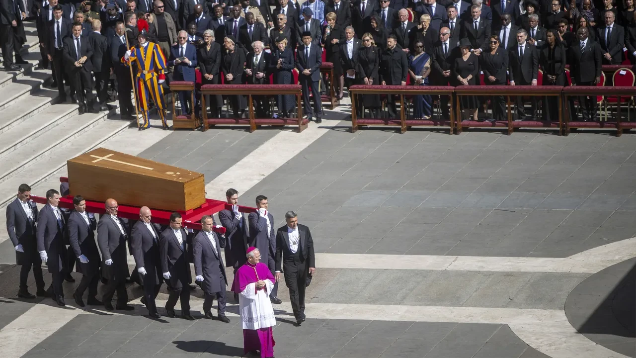 Papa Francis'in cenaze törenindeki katı kıyafet kuralı hiçe sayıldı! Dünya liderleri saygısızlıkla suçlandı