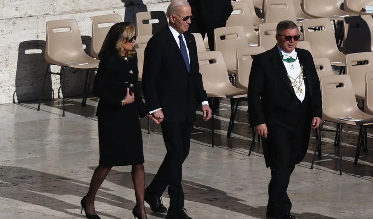 Papa Francis'in cenaze törenindeki katı kıyafet kuralı hiçe sayıldı! Dünya liderleri saygısızlıkla suçlandı