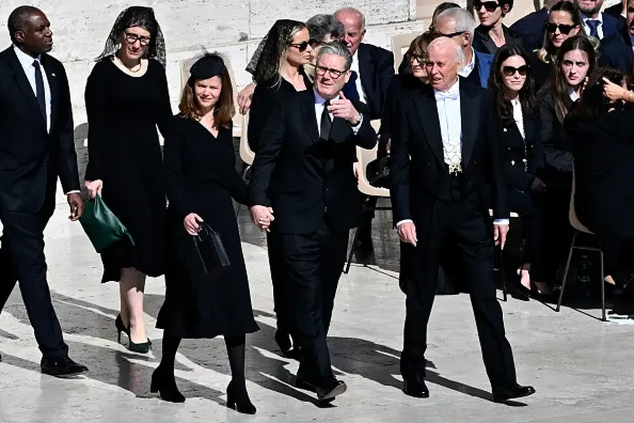 Papa Francis'in cenaze törenindeki katı kıyafet kuralı hiçe sayıldı! Dünya liderleri saygısızlıkla suçlandı