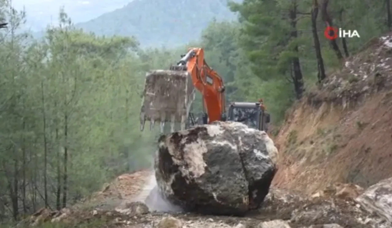 Sağanak sırasında felaketin eşiğinden dönüldü! Dev kaya yola düştü