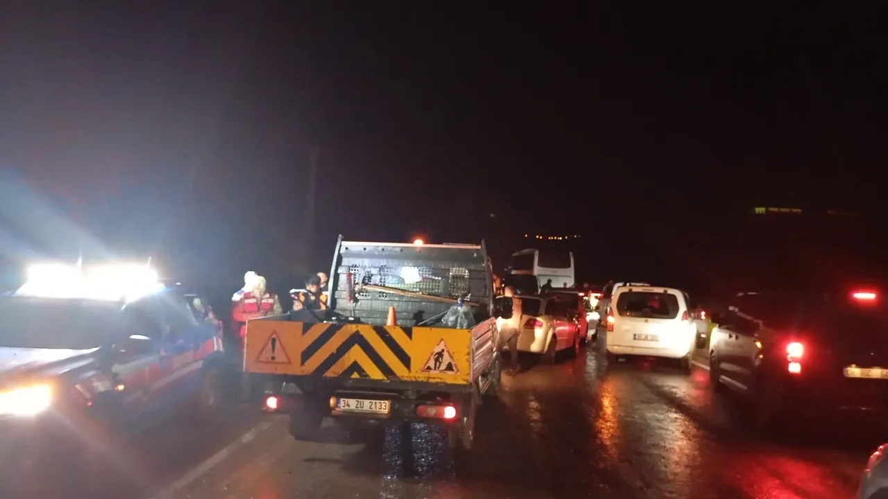 Siirt'te kuvvetli sağanak: Dereler taştı, cadde ve sokakları su bastı