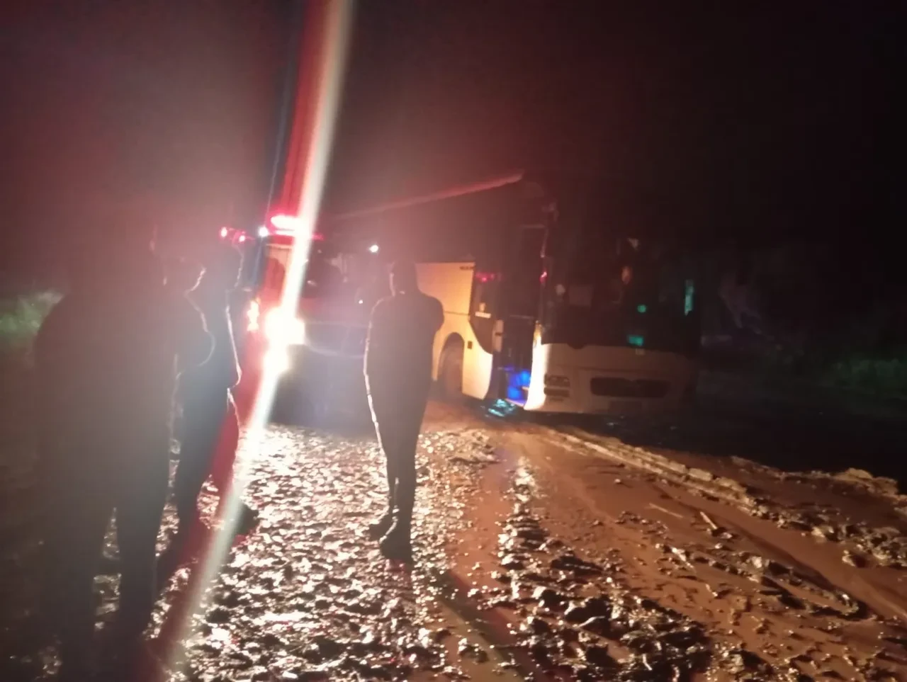 Siirt'te kuvvetli sağanak: Dereler taştı, cadde ve sokakları su bastı