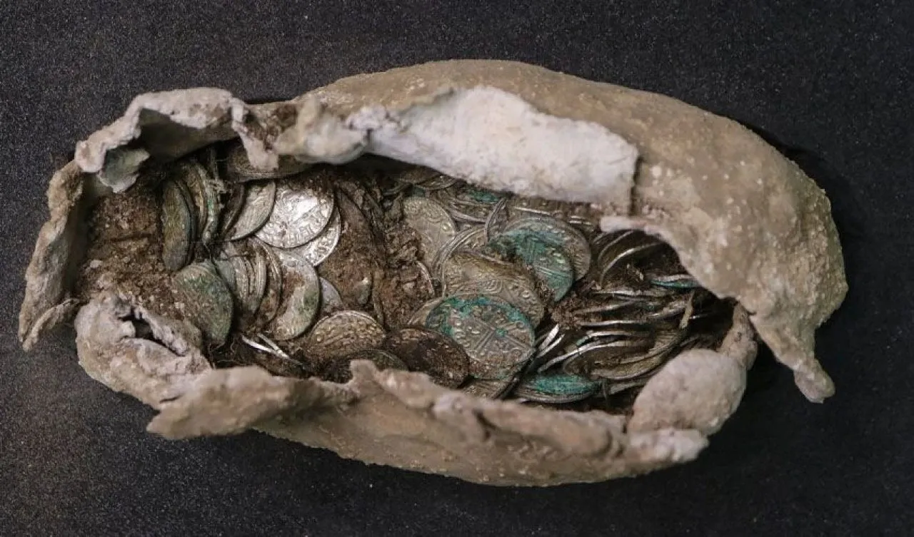 Arkeoloji hayatını değiştirdi! 49 yaşında 11. yüzyıla ait bir hazine buldu