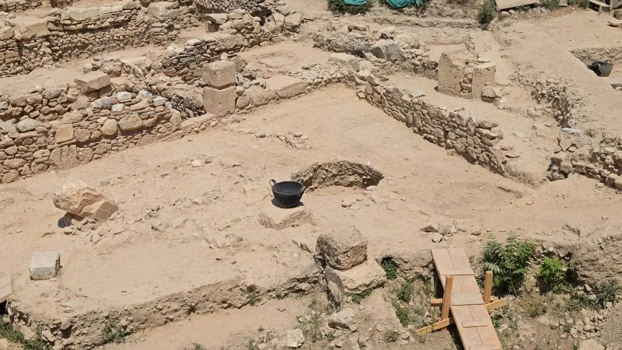 Arkeoloji hayatını değiştirdi! 49 yaşında 11. yüzyıla ait bir hazine buldu