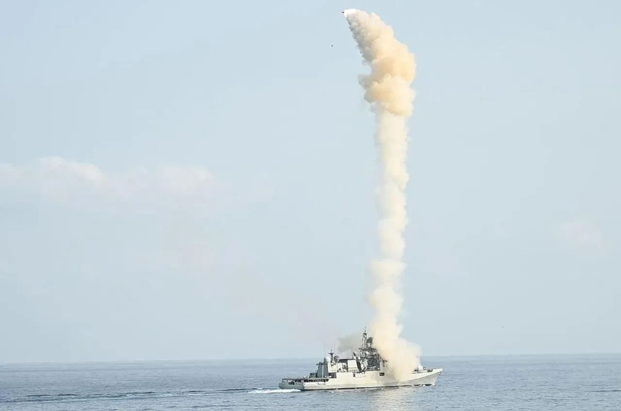 Hindistan ve Pakistan gerilimi sürüyor: Silahlı çatışmalara gemisavar füze denemesiyle gözdağı!