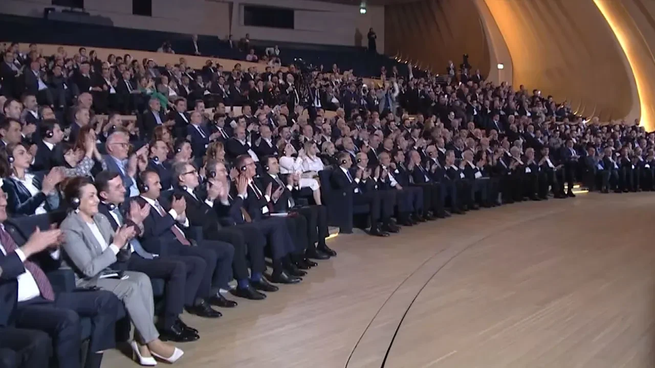 İran Cumhurbaşkanı Pezeşkiyan Türkçe şiir okudu! Salonda alkış tufanı koptu